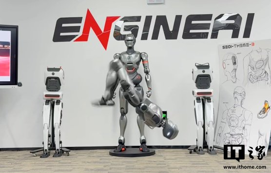 全球首款空翻人形机器人迎来升级，众擎 PM01 现已支持快速奔跑图片